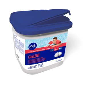 Pastiglie di cloro per il trattamento dell'acqua della piscina in secchio con coperchio blu.