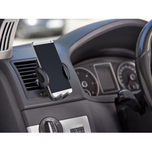 Supporto smartphone da auto OBI su bocchetta aria con smartphone inserito.
