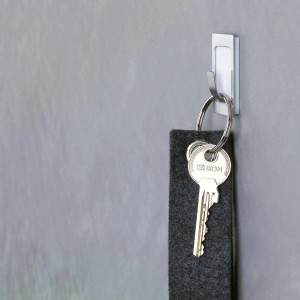 Chiavi appese a gancio adesivo t.b.t. su parete. Pratico, semplice da riporre.