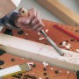 Scalpello LUX Comfort 20 mm in uso: artigiano che lavora il legno con scalpello e martello.