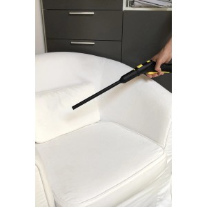 Pulitore a vapore t.b.t. in uso su divano bianco. Ideale per pulizia imbottiti.