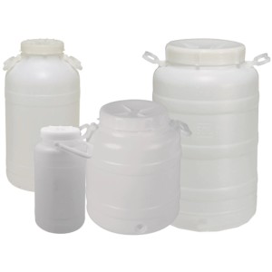 Diversi contenitori/taniche in plastica bianca per la raccolta.