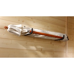 Ganci a muro con ombrellone su parete di legno. Pratico stoccaggio.