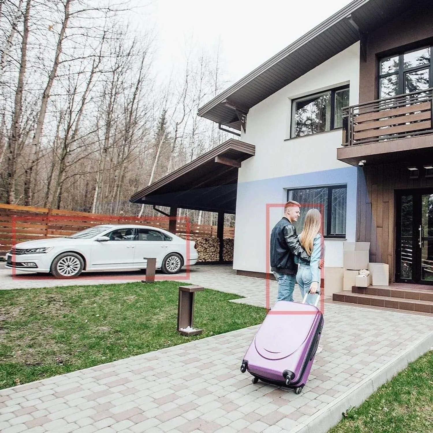 Casa con auto parcheggiata e coppia con valigia. Videosorveglianza per il monitoraggio della proprietà.