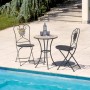 Set da giardino con due sedie e tavolo a bordo piscina. Ideale per rilassarsi all'aperto.