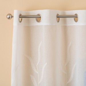 Tenda trasparente bianca con motivo vegetale e occhielli metallici per appenderla.