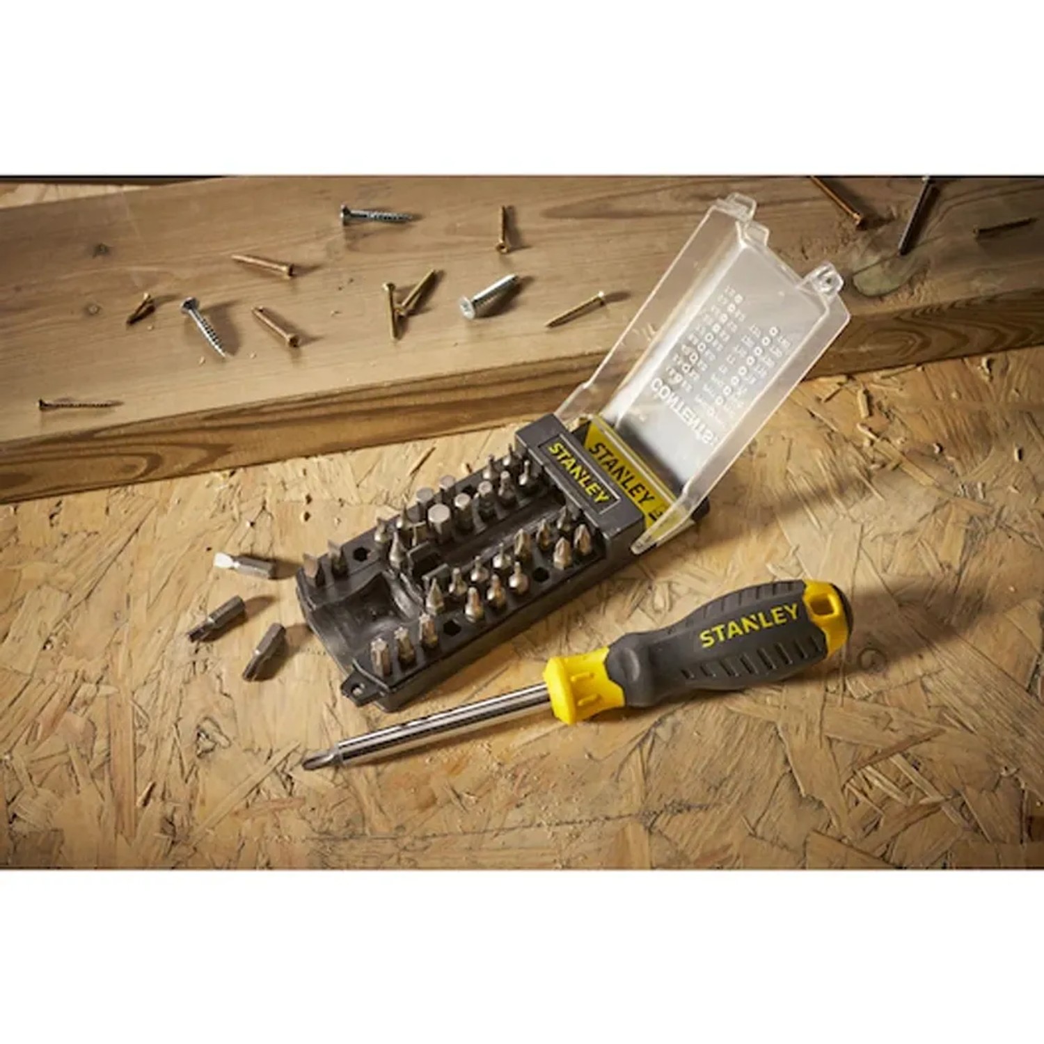 Set di cacciaviti Stanley con inserti in scatola su legno.