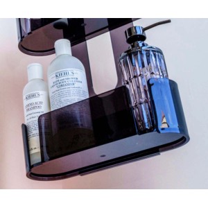 Cestello doccia scuro con shampoo e dispenser di sapone come utili accessori doccia.