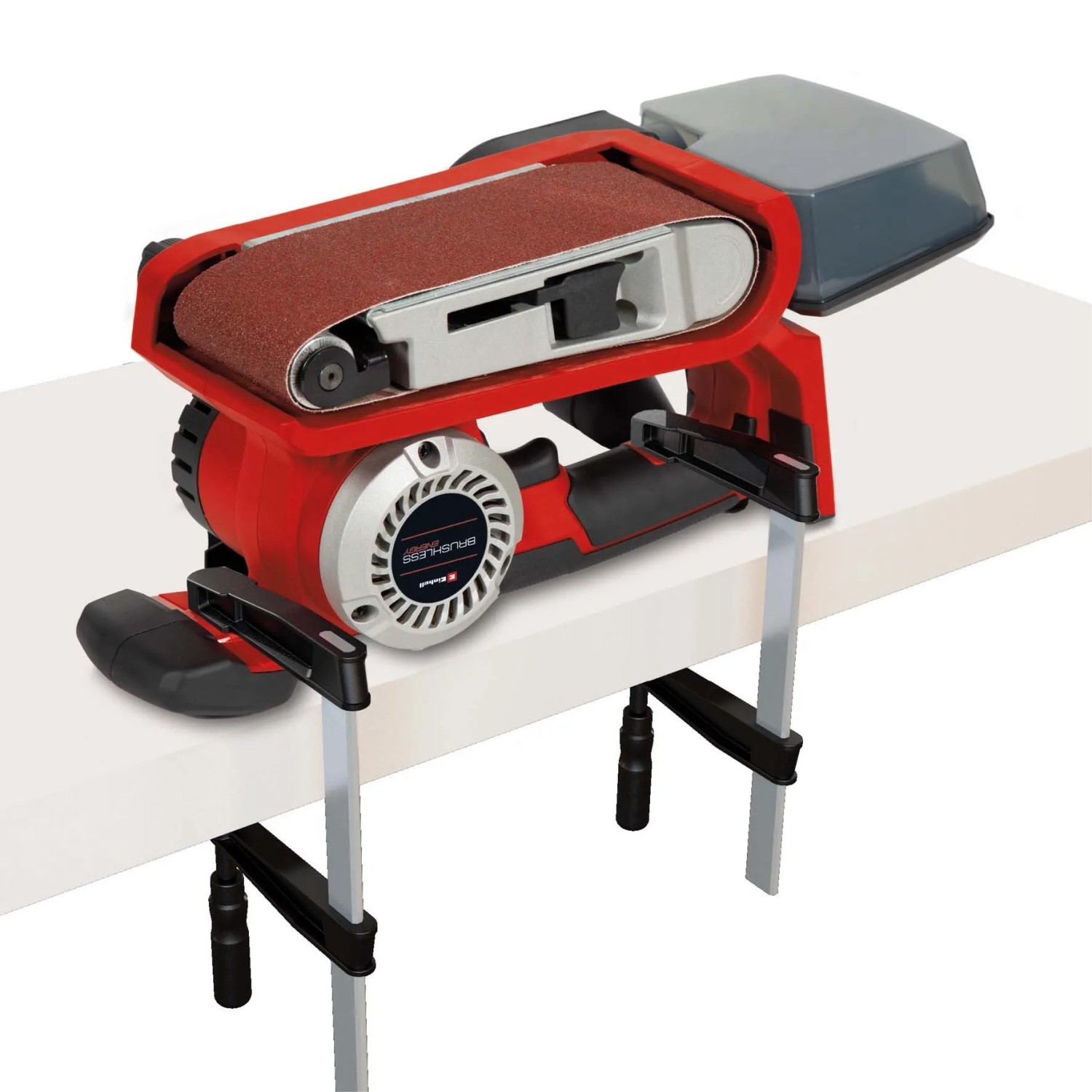 Levigatrice a nastro a batteria Einhell TP-BS 18/457 Li BL Solo con scatola raccoglipolvere, montata su un banco da lavoro.