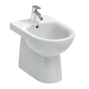 Bidet a terra bianco con rubinetto per il bagno.