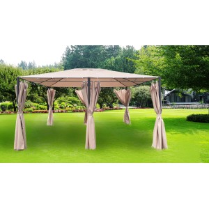 Gazebo beige con tende in giardino.