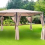 Gazebo beige con tende in giardino.
