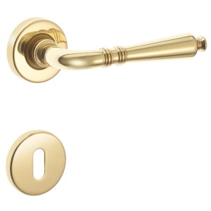 Maniglie per porte interne dorate, rosette incluse.