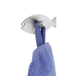 Gancio adesivo t.b.t. a forma di pesce, effetto acciaio inox con asciugamano blu.