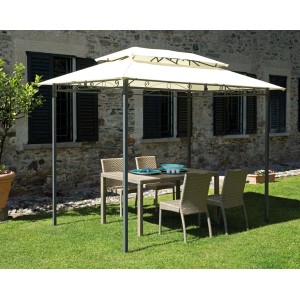 Gazebo beige t.b.t. con tavolo e sedie in giardino.