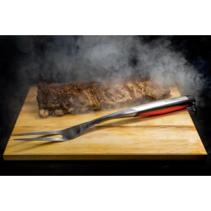 Forchettone da grill Char-Broil Comfort Grip in acciaio inox con costine su tagliere di legno.