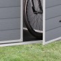 Dettaglio: Casetta da giardino Keter Manor 65DD grigio-bianca con porta aperta e bicicletta all'interno.