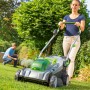 Donna usa tosaerba a batteria LUX 40V in giardino. Incluse 2 batterie, ideale per prati fino a 550 m².