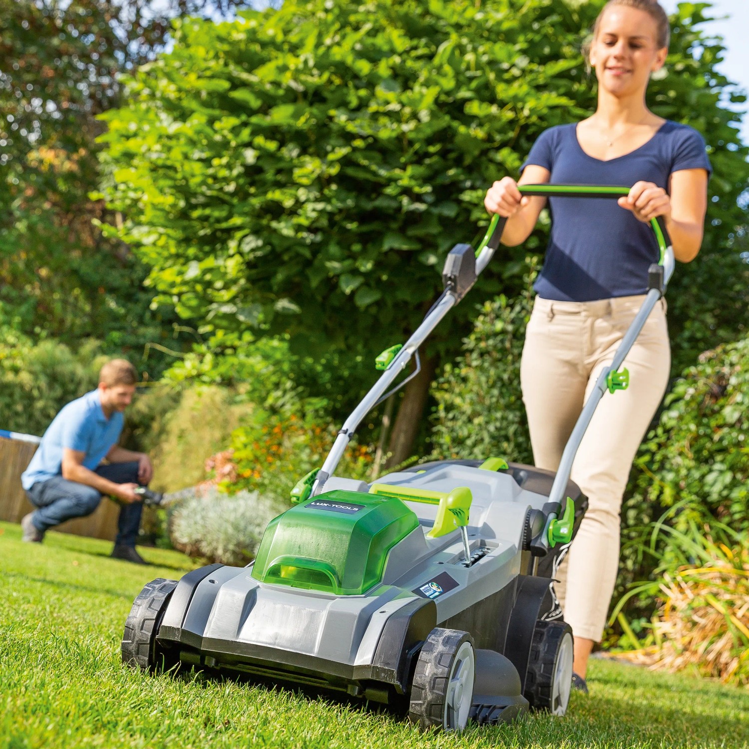 Donna usa tosaerba a batteria LUX 40V in giardino. Incluse 2 batterie, ideale per prati fino a 550 m².
