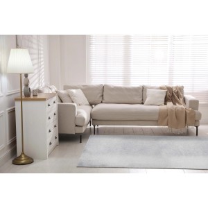 Tappeto t.b.t. a pelo corto, rettangolare e chiaro in un soggiorno.