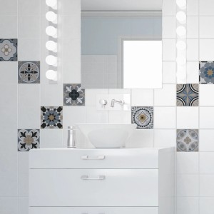Adesivi decorativi per piastrelle da parete con vari motivi in bagno.