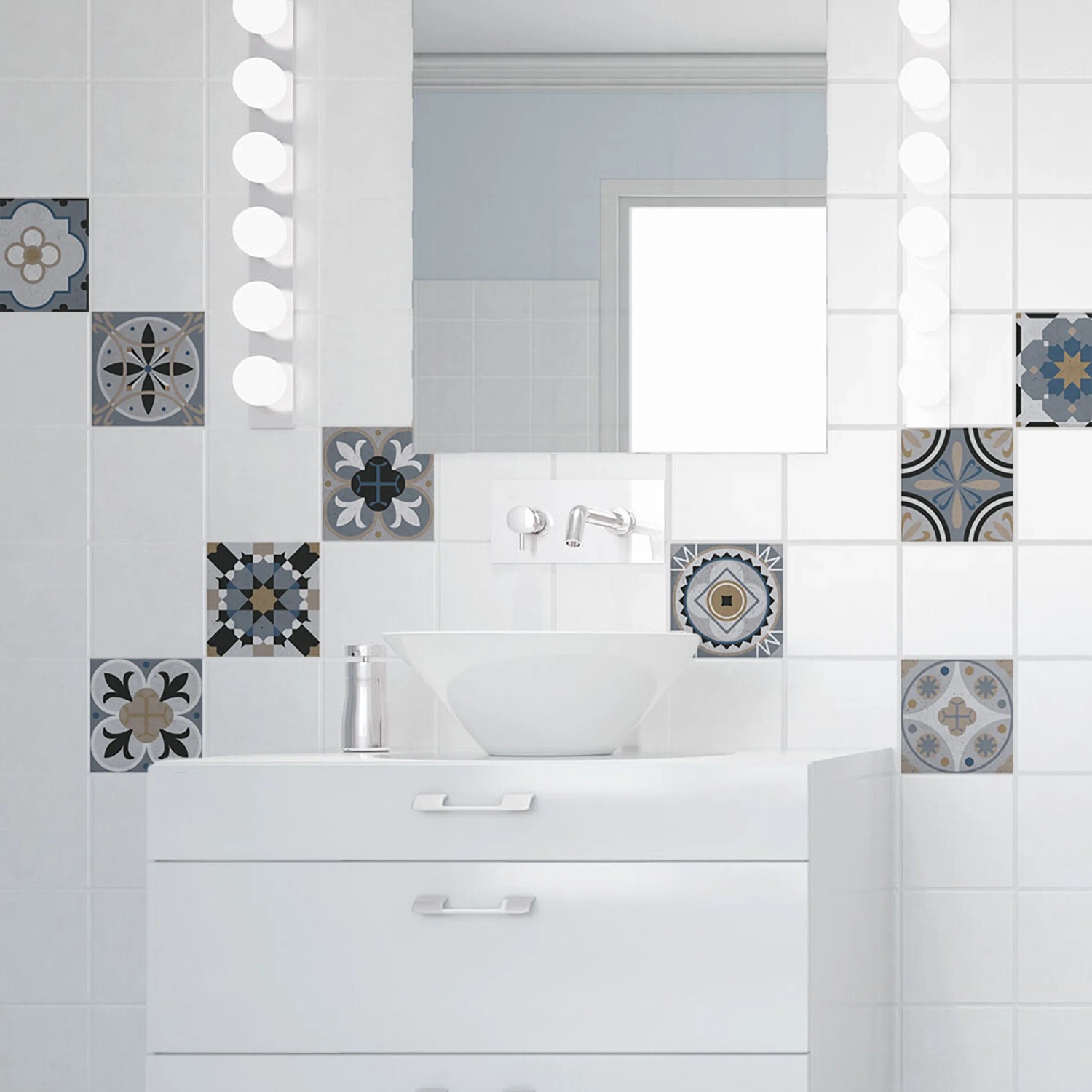 Adesivi decorativi per piastrelle da parete con vari motivi in bagno.