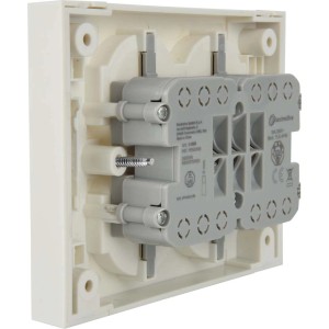 Vista dettagliata del retro di una presa multipla t.b.t. bianca.