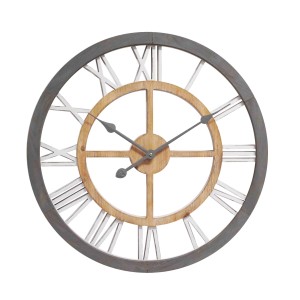 Orologio da parete decorativo con numeri romani e dettagli in legno. Ideale per soggiorno e cucina.