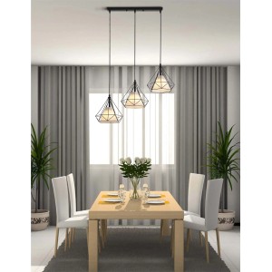 Lampada a sospensione moderna con tre paralumi geometrici sopra un tavolo da pranzo.