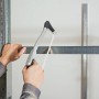 LUX Seghetto per metalli Professional in uso: Profilo metallico in fase di taglio. Seghetto manuale con manico ad arco.