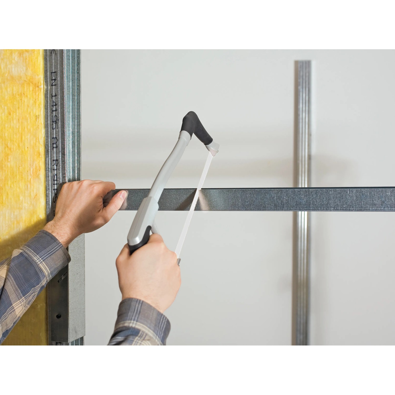 LUX Seghetto per metalli Professional in uso: Profilo metallico in fase di taglio. Seghetto manuale con manico ad arco.