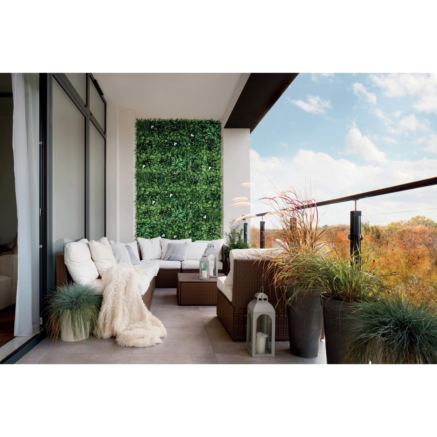 Balcone con arelle t.b.t. verde come frangivista e mobili da salotto.