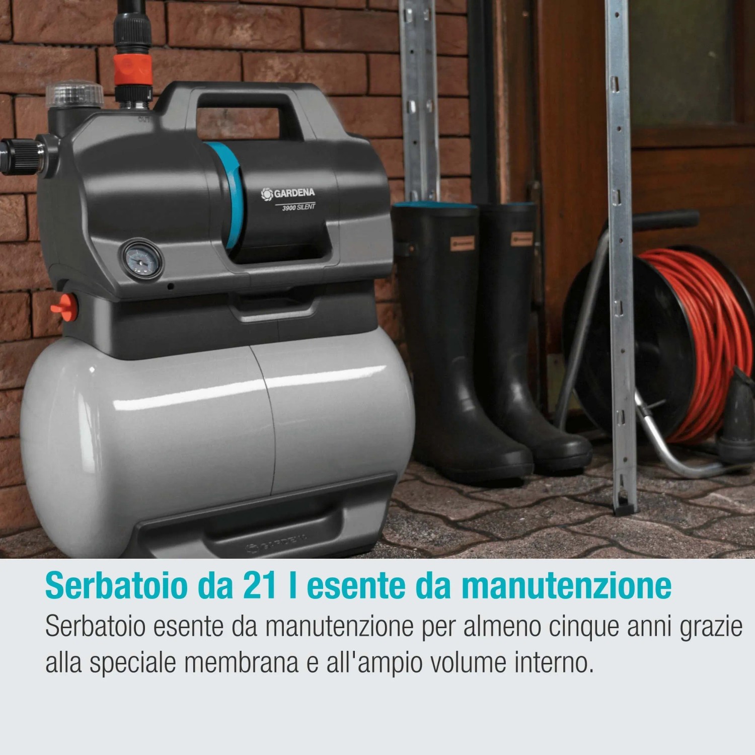 Sistema idrico domestico Gardena, pompa da giardino grigia con accessori come stivali di gomma e avvolgitubo.