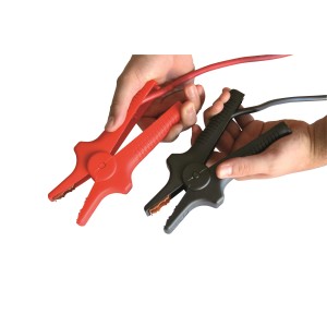 Pinze per batteria rosse e nere per impianti elettrici auto tenute in mano.