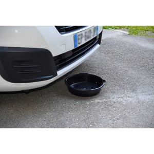 Vaschetta di scarico dell'olio nera sotto un'auto per cambi d'olio o riparazioni. Accessorio per assistenza stradale.