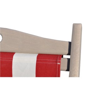 Dettaglio di un lettino prendisole t.b.t. con rivestimento a righe bianche e rosse e struttura in legno.