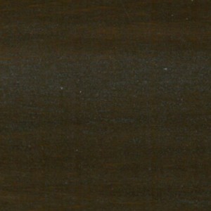 Primo piano di impregnante per legno t.b.t., tonalità scura.