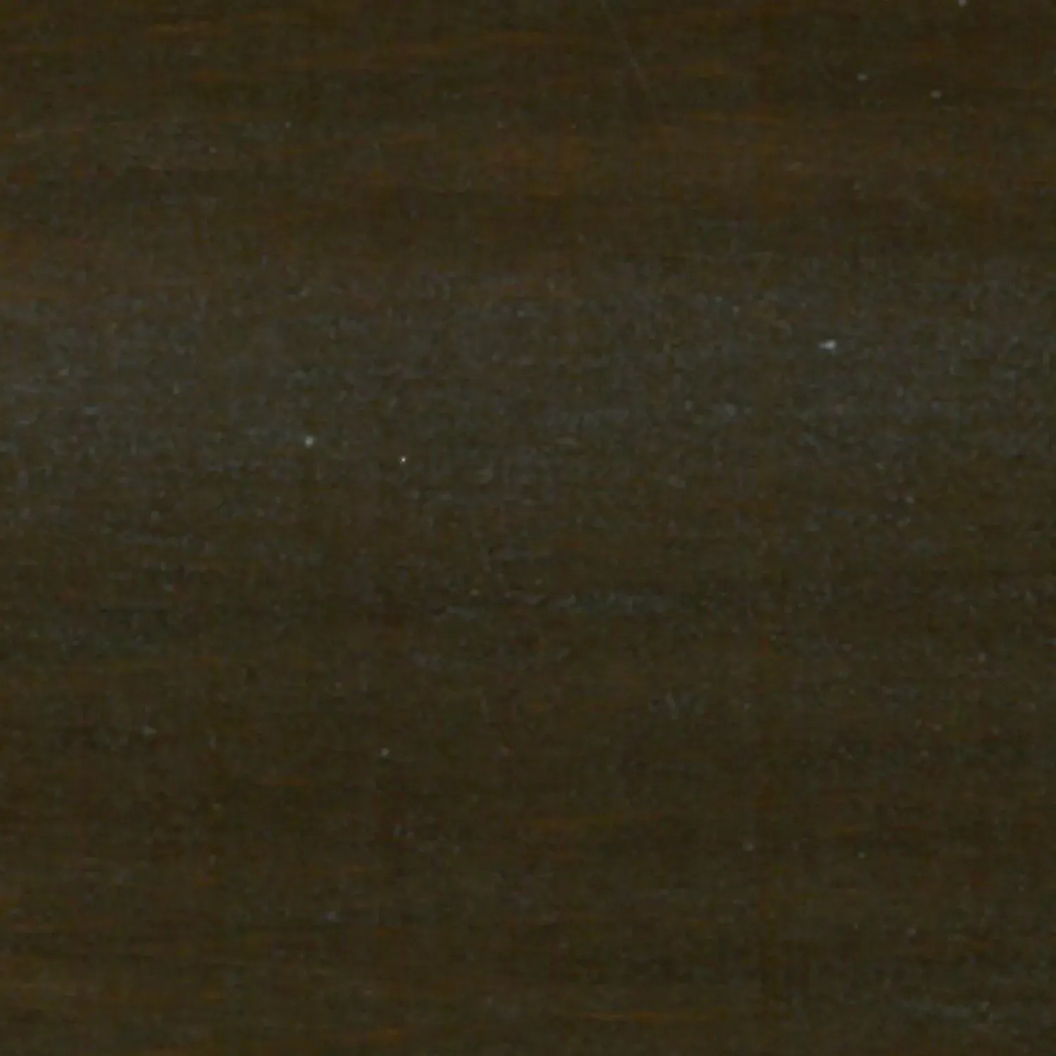 Primo piano di impregnante per legno t.b.t., tonalità scura.