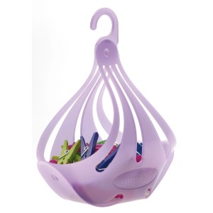 Sacchetto mollette lilla con gancio, pieno di mollette colorate.