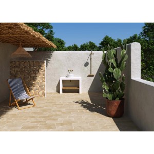 Terrazza con pavimentazione per esterno t.b.t., sedia a sdraio e cactus in vaso.