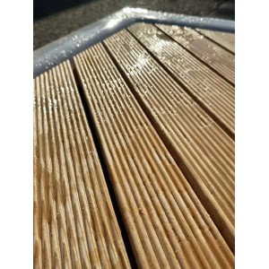 Primo piano di assi di legno scanalate, forse per una zona doccia.