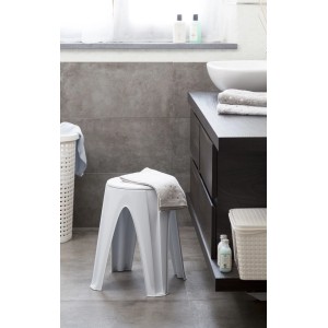 Sgabello bianco in bagno con asciugamano. Ideale come sgabello o seduta.