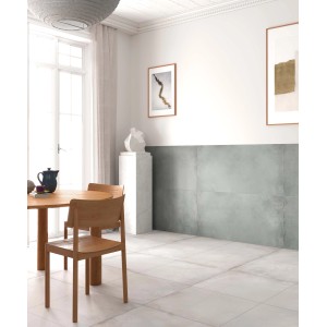 Stanza luminosa con piastrelle per pavimenti e pareti. Piastrelle per pavimenti.