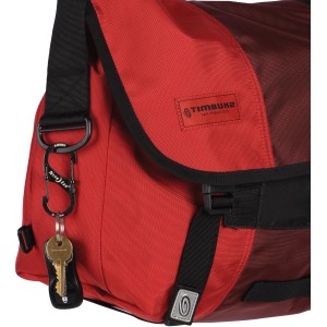 Moschettone nero Nite Ize S-Biner SlideLock Gr. 3 attaccato a una borsa rossa con chiavi.