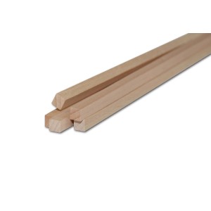 Listelli in legno piallato, colore legno chiaro, sezione quadrata.
