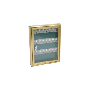 Armadietto portachiavi dorato con serratura e ganci numerati per riporre le chiavi.