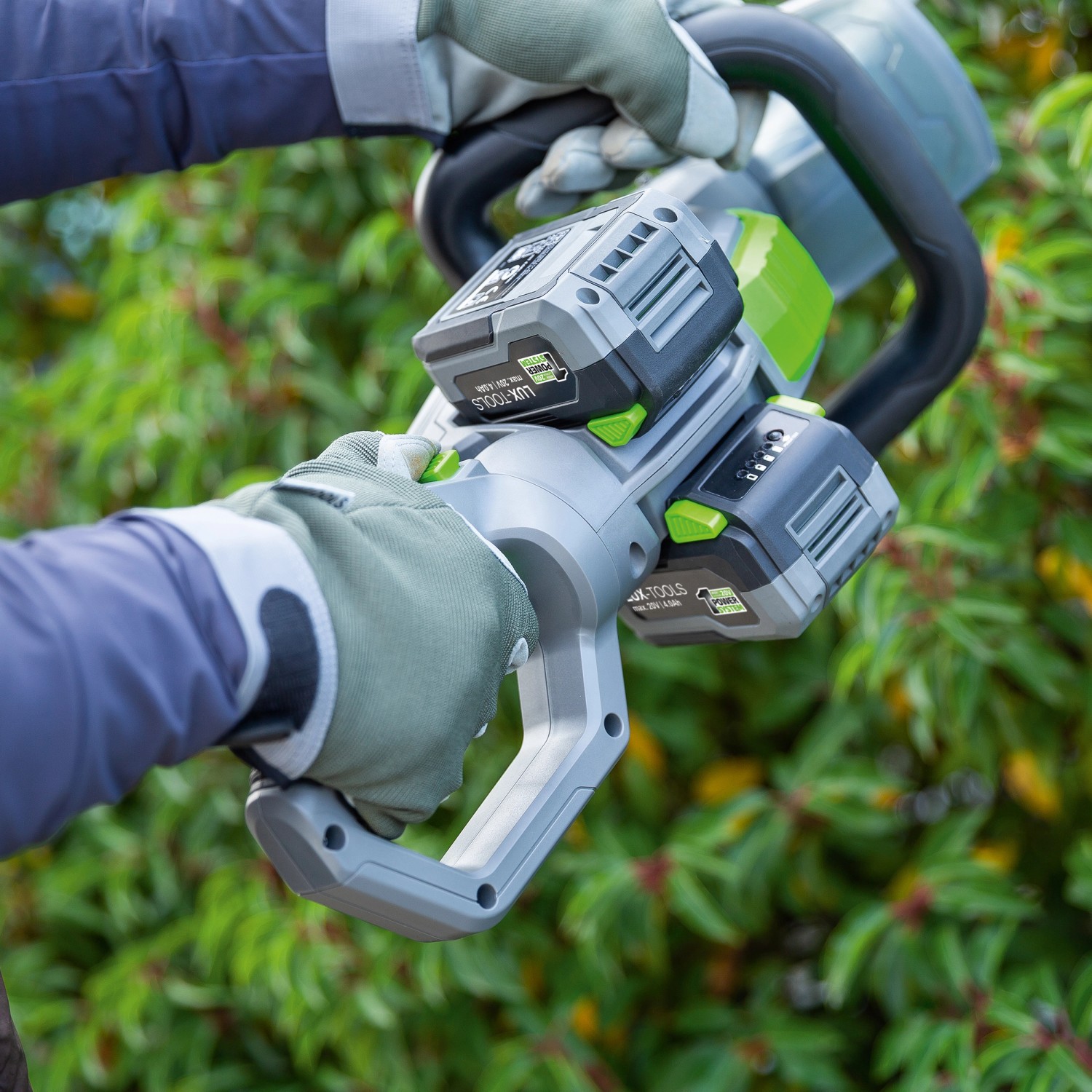 Tagliasiepi a batteria LUX A-HS-2x20/61 in uso con batterie. Tagliasiepi per la cura confortevole della siepe.