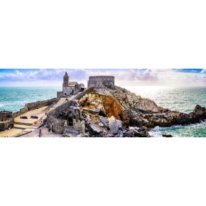 Quadri: Panorama di Portovenere con chiesa e fortezza su una penisola rocciosa nel mare.