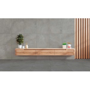 Soggiorno con piastrelle per pavimenti grigie e piastrelle per pareti dietro un mobile TV in legno.