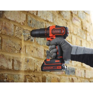 Avvitatore a percussione Black+Decker BDCHD18K che fora un muro di mattoni.
